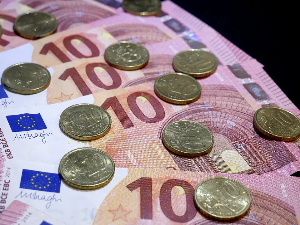 Tioeurosedlar och euromynt – illustrationsfoto, fotograferingsorten inte verifierad som Sicilien.