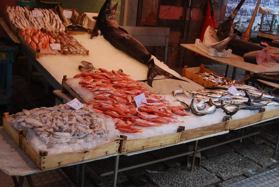 Fisk, räkor och andra havsprodukter till försäljning på en marknad i Palermo.