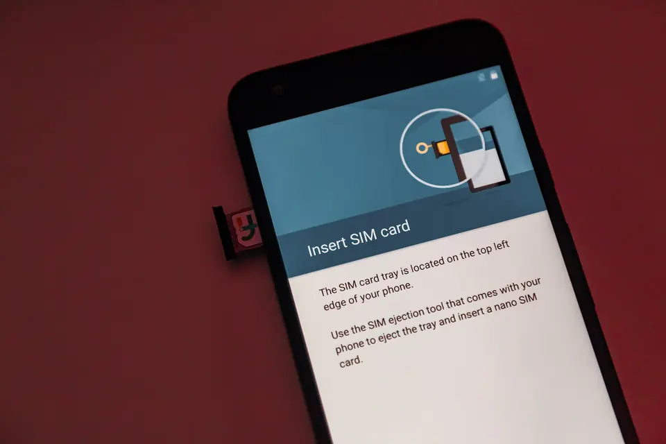 En mobiltelefon med delvis utdraget SIM-kortsfack – illustrationsfoto, fotograferingsorten inte verifierad som Sicilien.