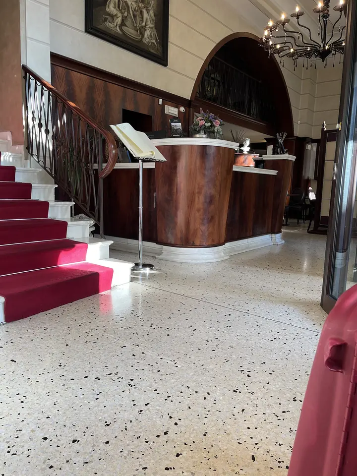 Receptionen på Victoria Hotel Letterario i Trieste på italienska fastlandet – illustrationsfoto utanför Sicilien.