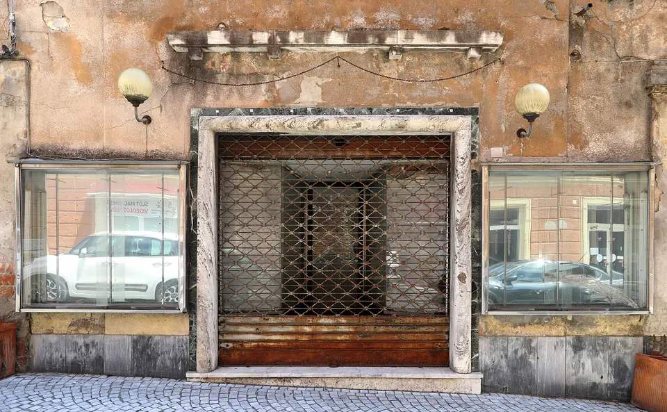 En stängd butik på Via Mazzini i Carrara på italienska fastlandet – illustrationsfoto utanför Sicilien.