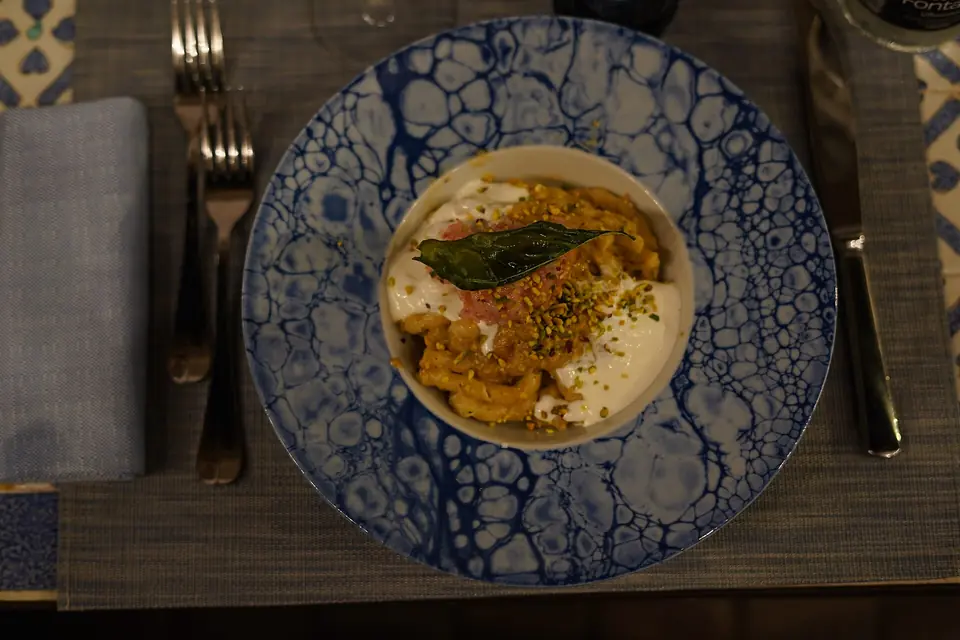 En pastarätt serverad på restaurang på Lipari i Eoliska öarna.
