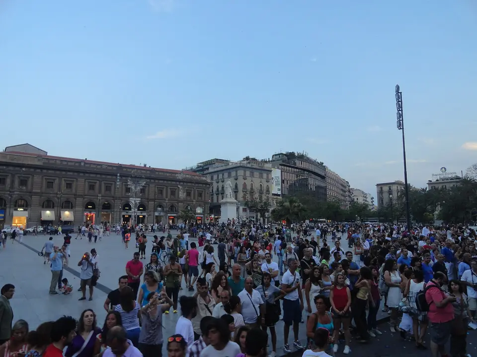 Människor samlade på Piazza Castelnuovo i Palermo.