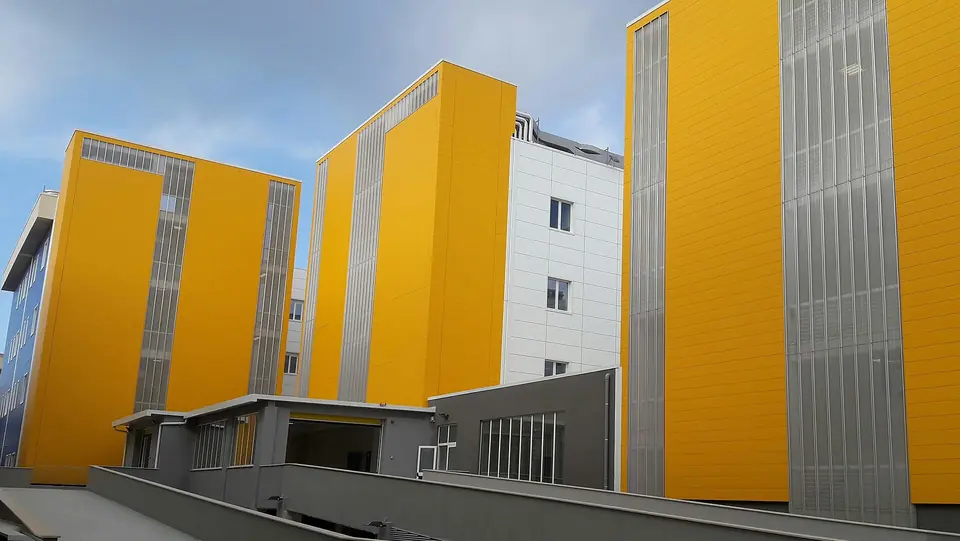 Entrébyggnad vid det nya sjukhuset Abele Ajello i Mazara del Vallo – byggnadsfoto, kontrollera aktuell vårdkontakt separat.