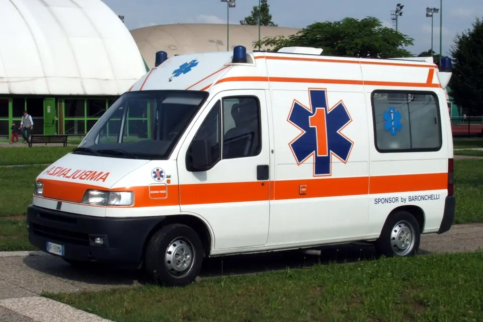 En Fiat Ducato-ambulans i Italien – illustrationsfoto, fotograferingsorten inte verifierad som Sicilien.