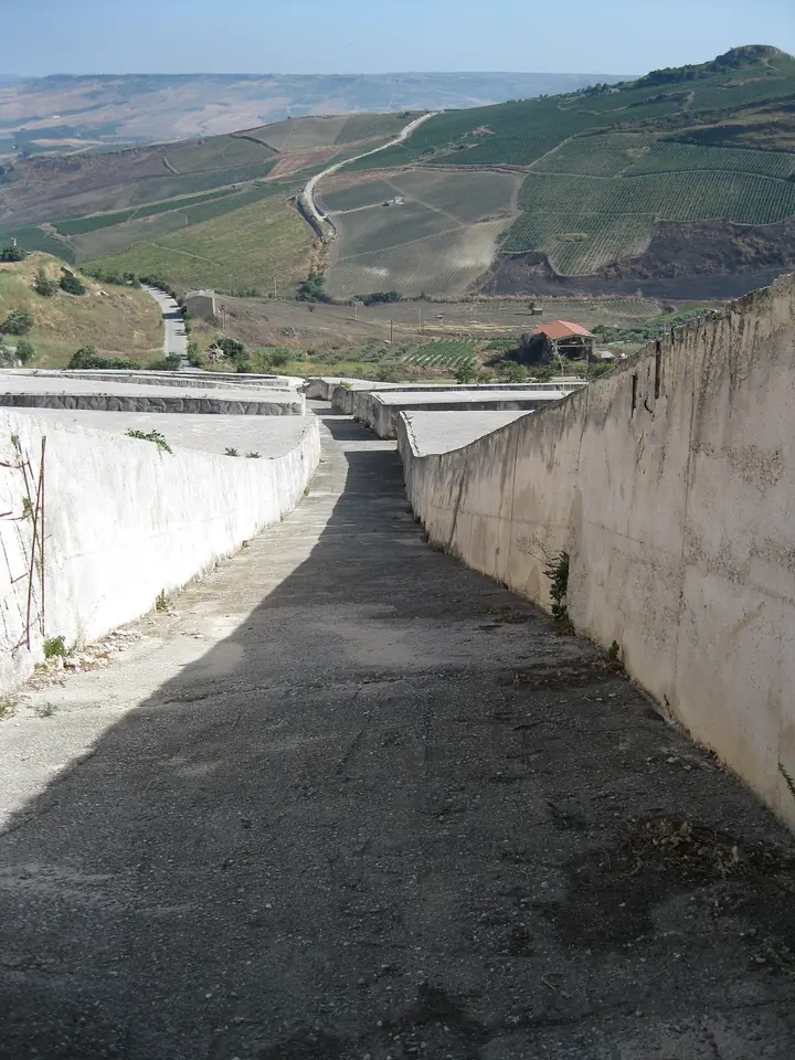 En passage genom Alberto Burris Cretto di Burri på platsen för gamla Gibellina.
