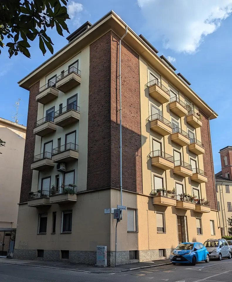 Flerbostadshuset Condominio Mella i Vercelli på italienska fastlandet – illustrationsfoto utanför Sicilien, inte ett aktuellt hyresobjekt.