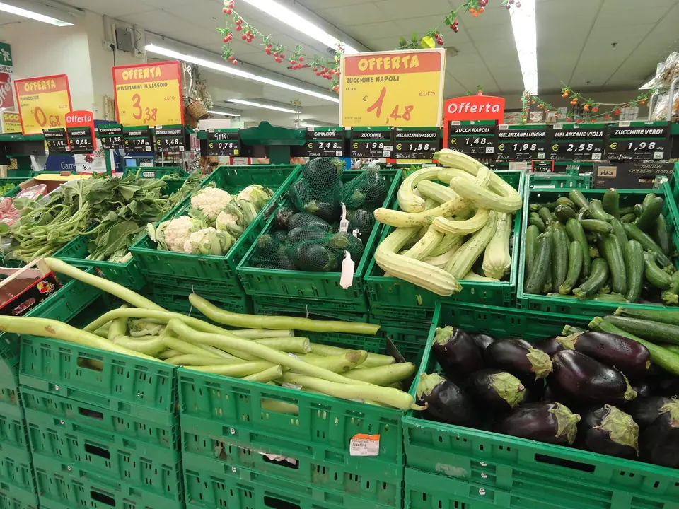 Grönsaker och äldre prisskyltar i en matbutik i Palermo; fotografiet visar inte dagens priser.
