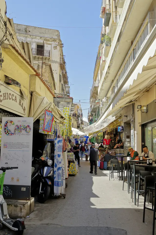Gatuliv vid Via Maqueda och Via Sant’Agostino i Palermo.