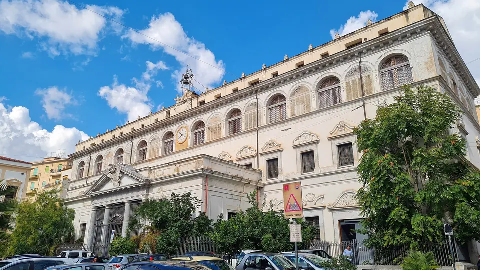 Bankfasad vid Piazza del Monte di Pietà i Palermo – miljöbild för praktiska bankärenden.