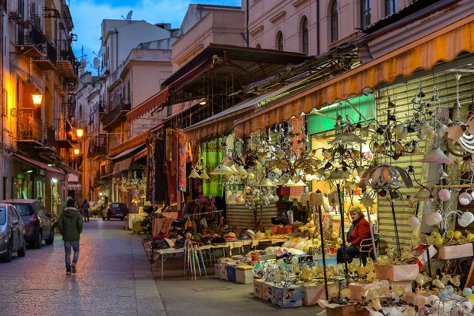En gränd med butiker och marknadsstånd i Il Capo i Palermo