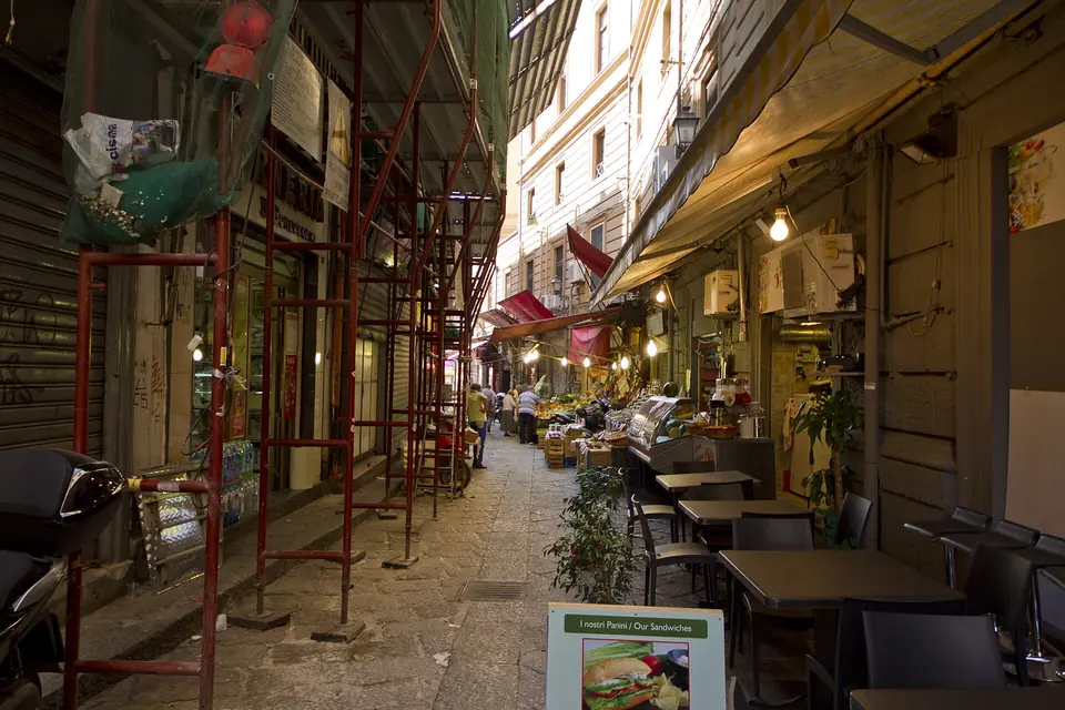 Bord och marknadsstånd längs en gata i Vucciria i Palermo