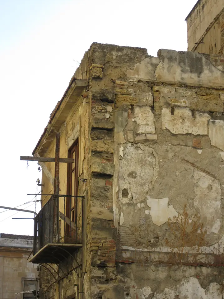 Stenfasad och balkong i Borgo Vecchio i Palermo