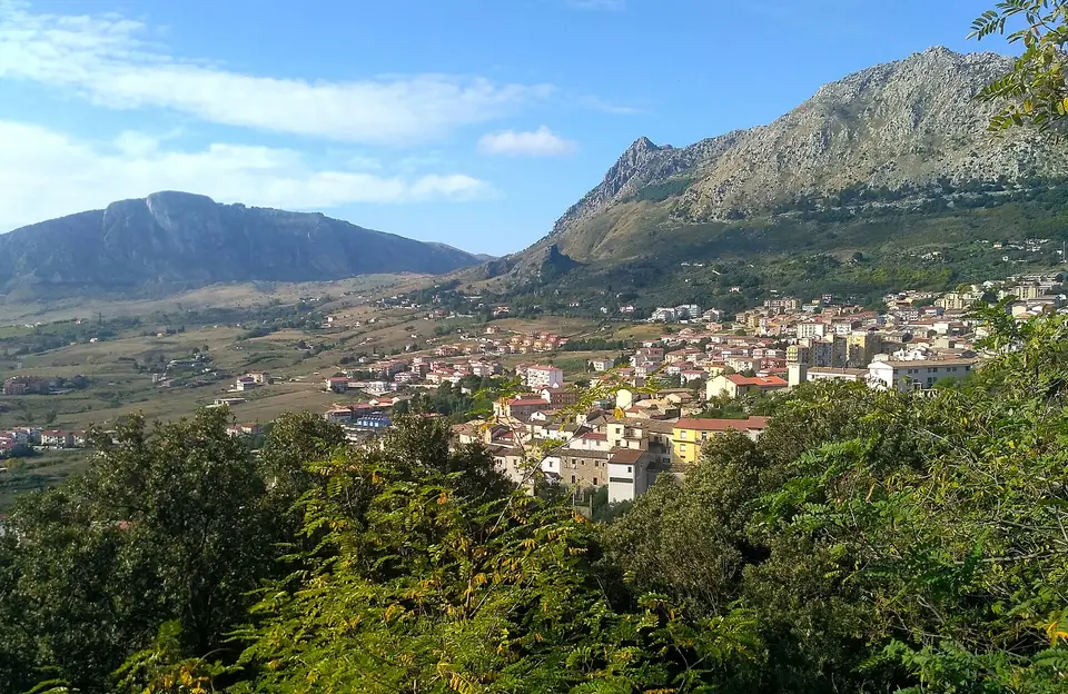 Piana degli Albanesis bebyggelse och grönska nedanför berg