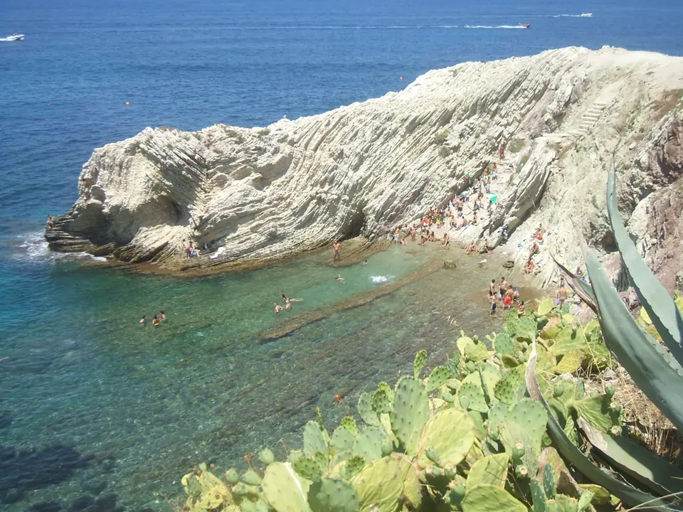 Ljusa klippor vid det turkosa havet i Terrasini