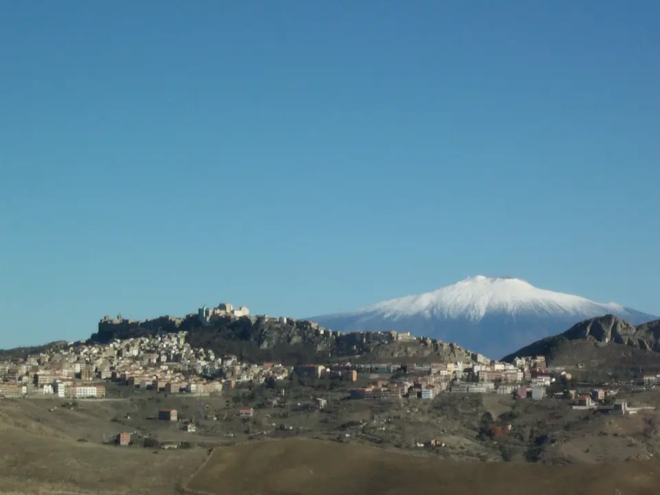 Troina på sin höjd med snötäckt Etna i bakgrunden