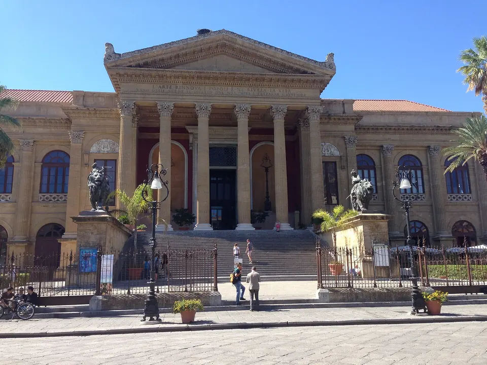 Teaterns kolonnfasad och trappa framför ett torg i Palermo