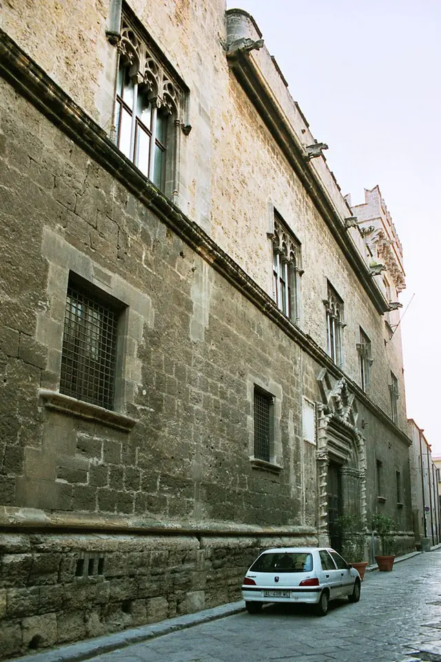 Stenfasaden och porten till Palazzo Abatellis i Palermo