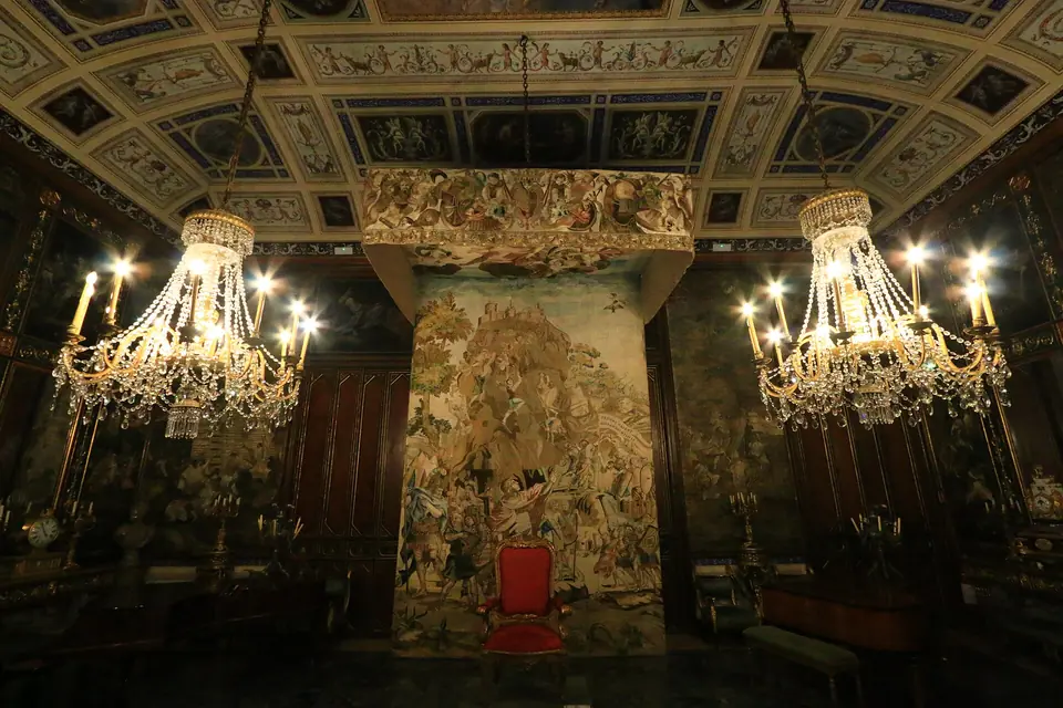 Kristallkronor och rikt dekorerad interiör i Palazzo Mirto
