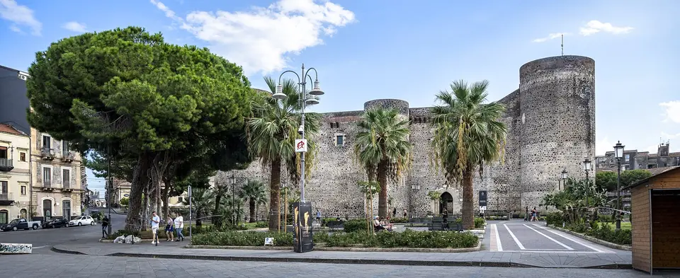 Borgen Castello Ursino med kraftiga stenmurar och runda torn