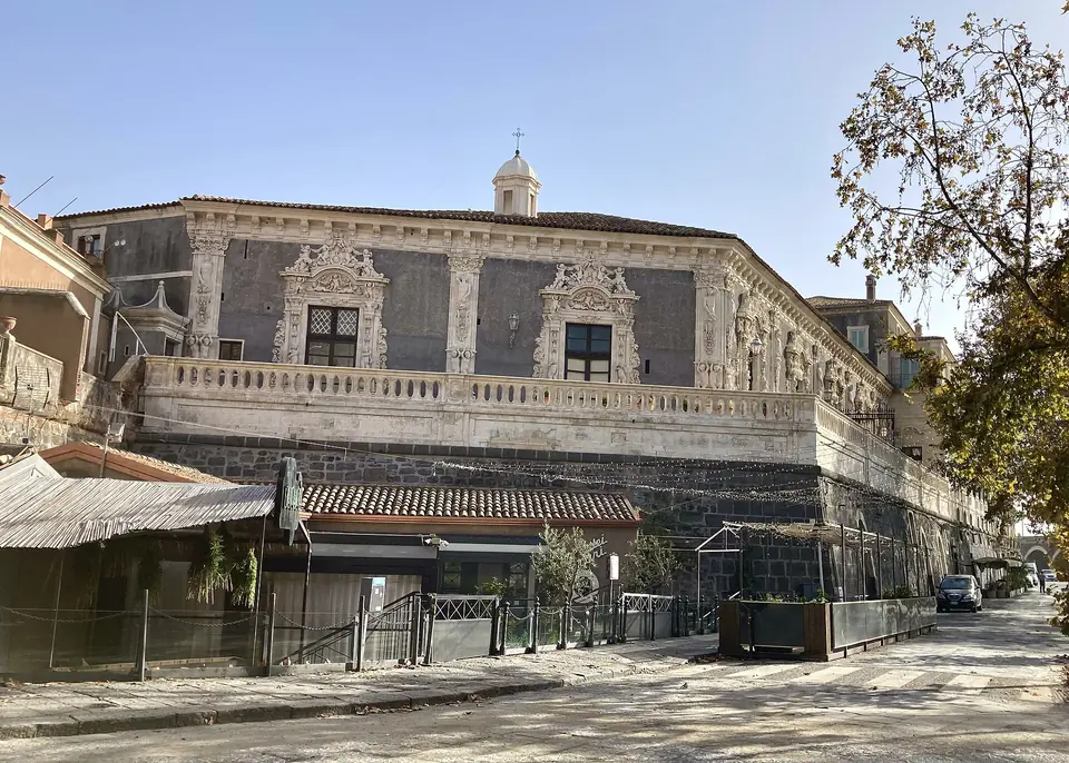 Palazzo Biscaris fasad och balkonger sedda från gatan