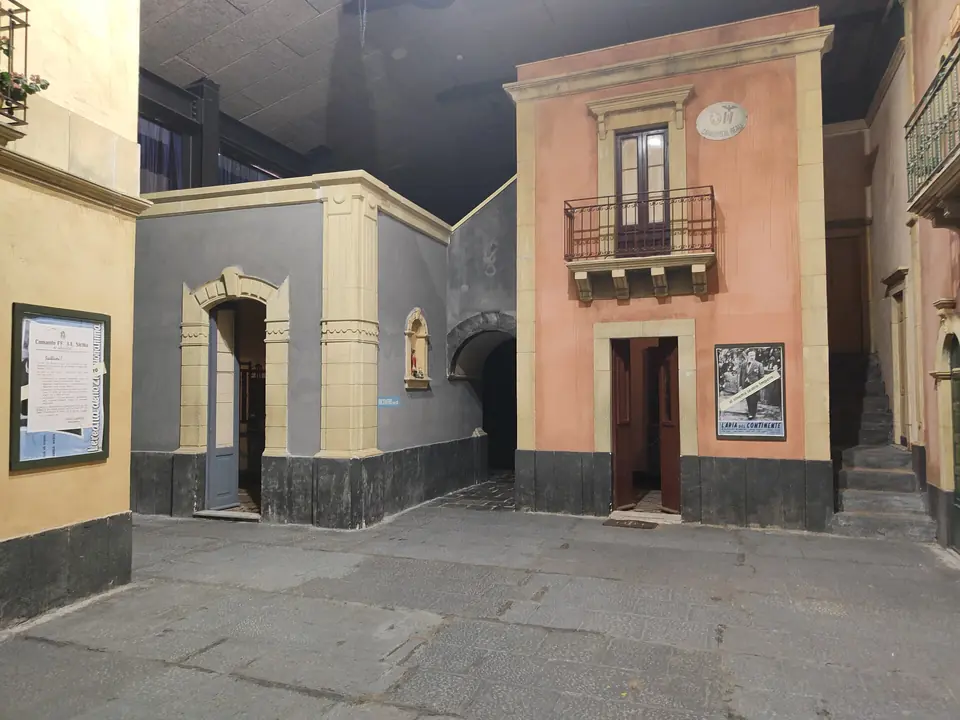 Återskapade husfasader inne i Catanias museum om landstigningen 1943
