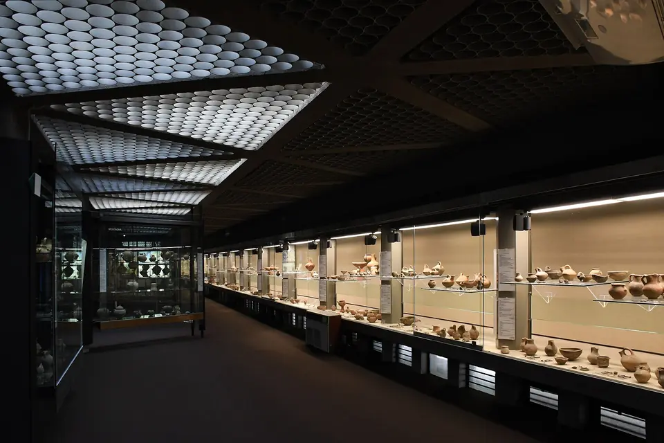 Montrar med antika kärl i Museo Archeologico Paolo Orsi i Syrakusa