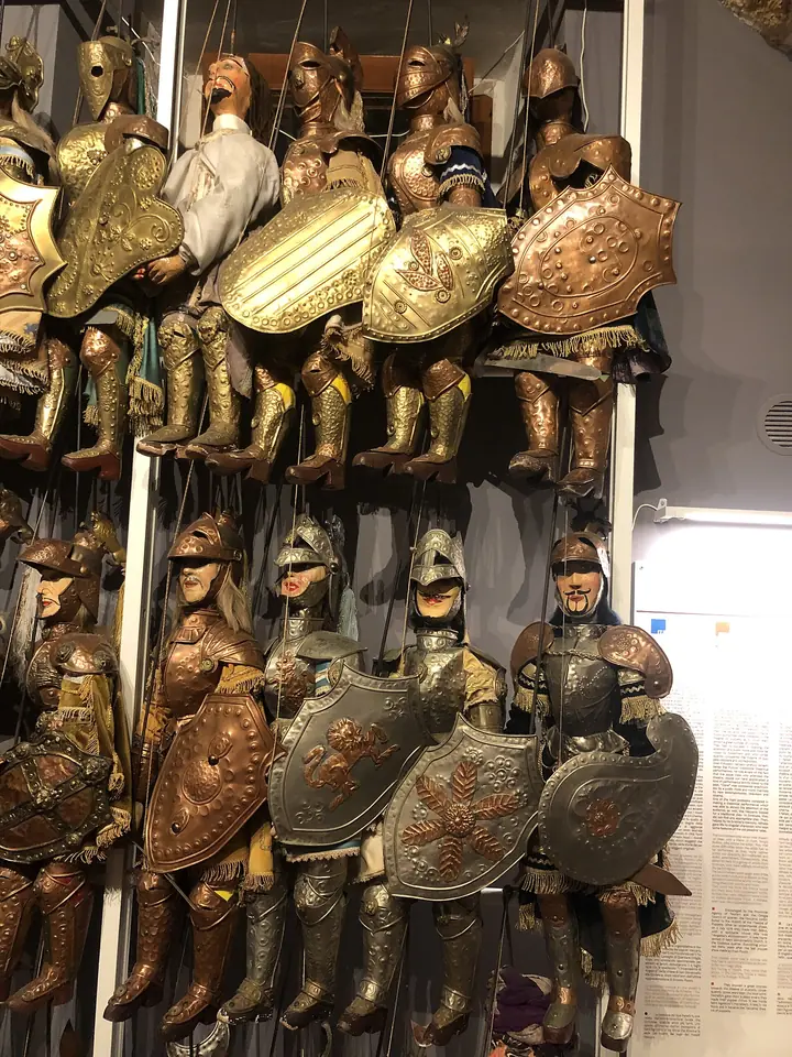 Rader av rustningsklädda dockor i Museo dei Pupi i Syrakusa