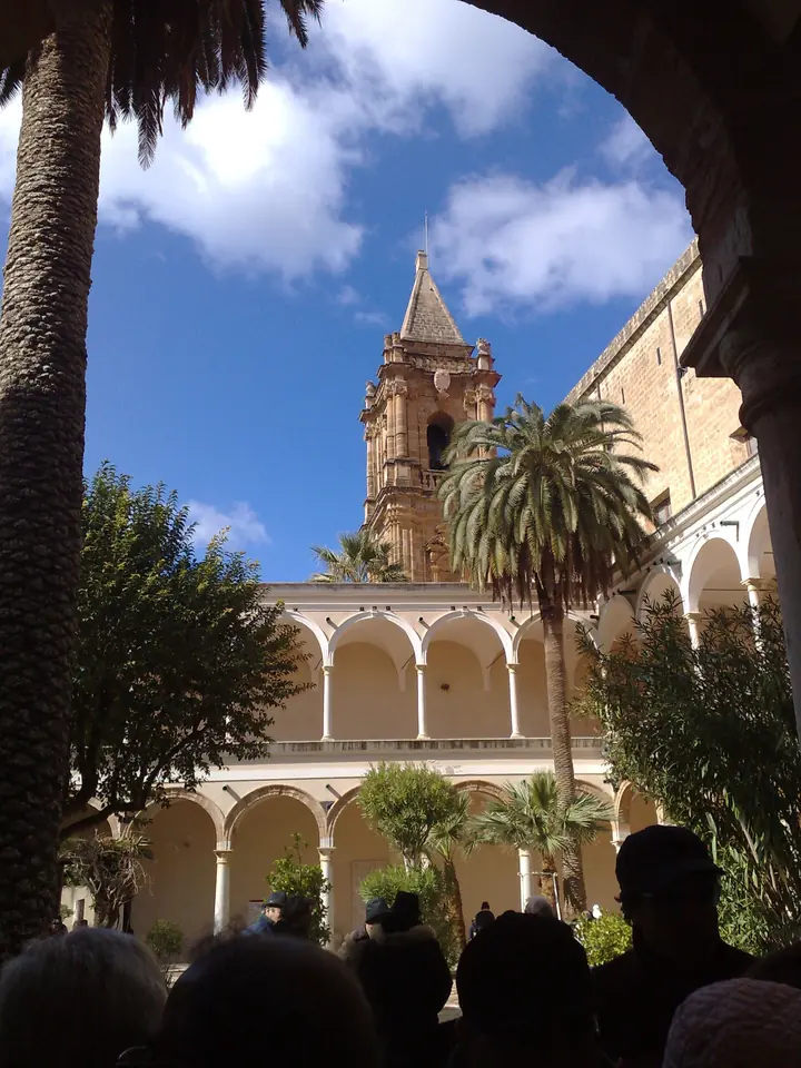 Valvbågar, palmer och kyrktorn vid Museo Pepoli i Trapani