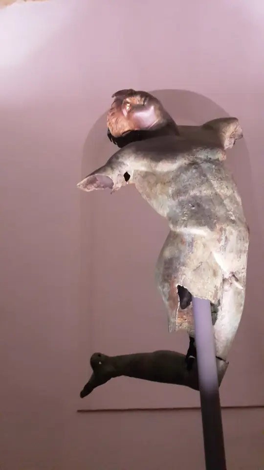Den antika bronsstatyn av en dansande satyr i museets utställning
