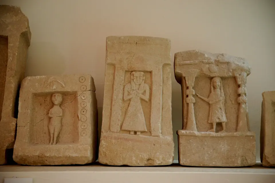 Antika stensteler med inhuggna figurer i Museo Whitaker på Mozia