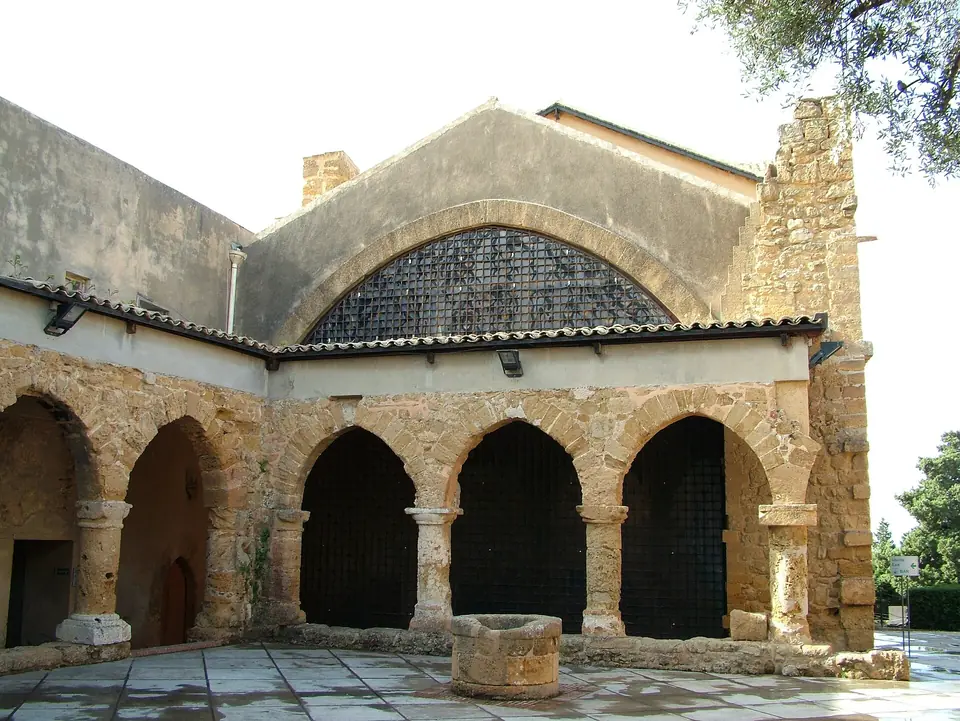 Stenvalv och gård vid det arkeologiska museet Pietro Griffo i Agrigento