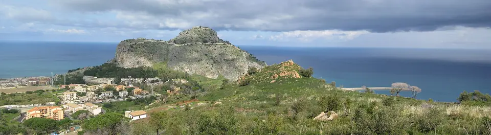 La Roccas stora klippmassiv med havet bakom