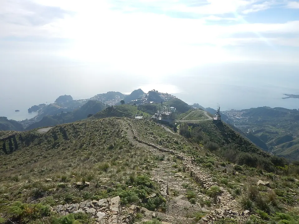 Bergsrygg och kustlandskap sedda från Monte Venere ovanför Taormina