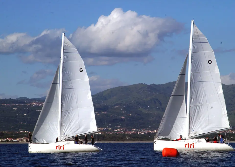 Två segelbåtar under en tävling utanför Catania 2003