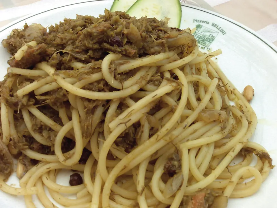 Pasta med sardiner och örter på en tallrik i Palermo