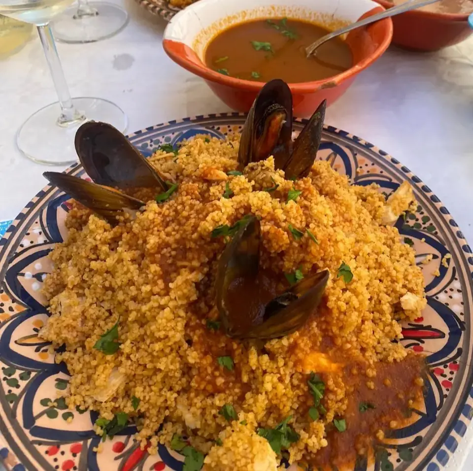 Couscous med fisk och skaldjur samt buljong vid sidan av