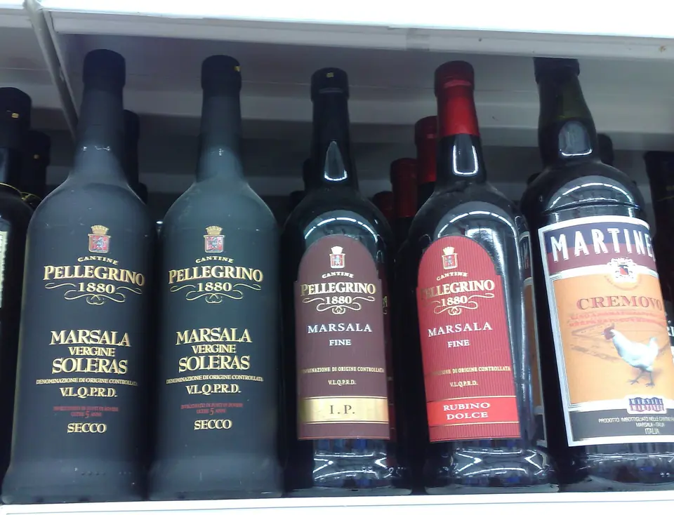 Flaskor märkta Marsala med olika vinstilar på en hylla
