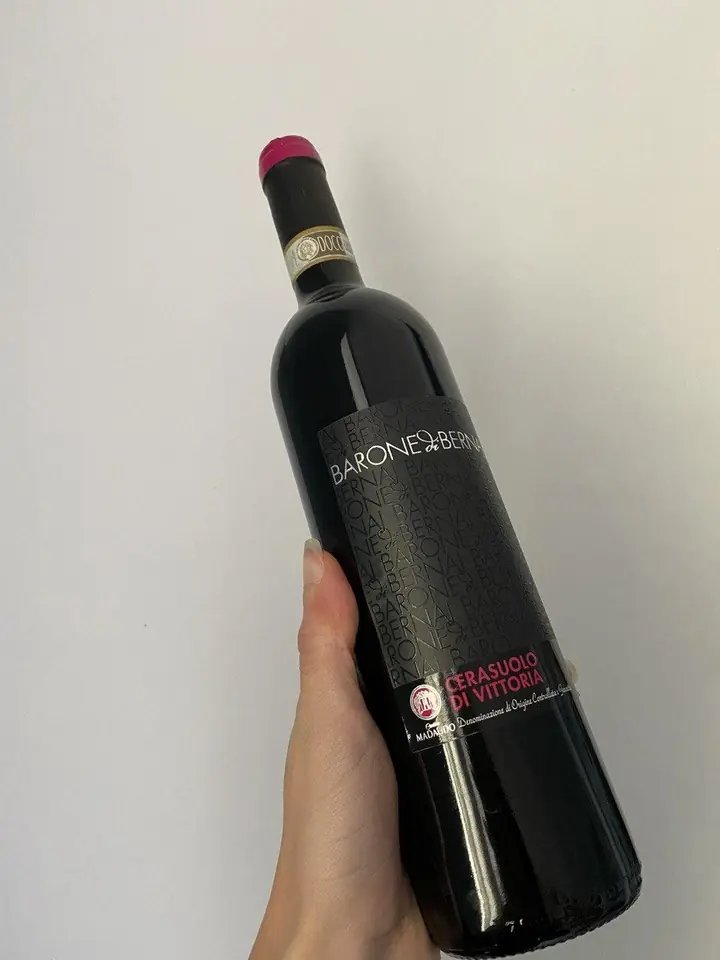Mörk vinflaska med etiketten Cerasuolo di Vittoria