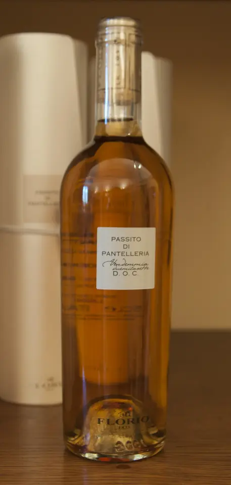 Flaska med gyllene passitovin från Pantelleria