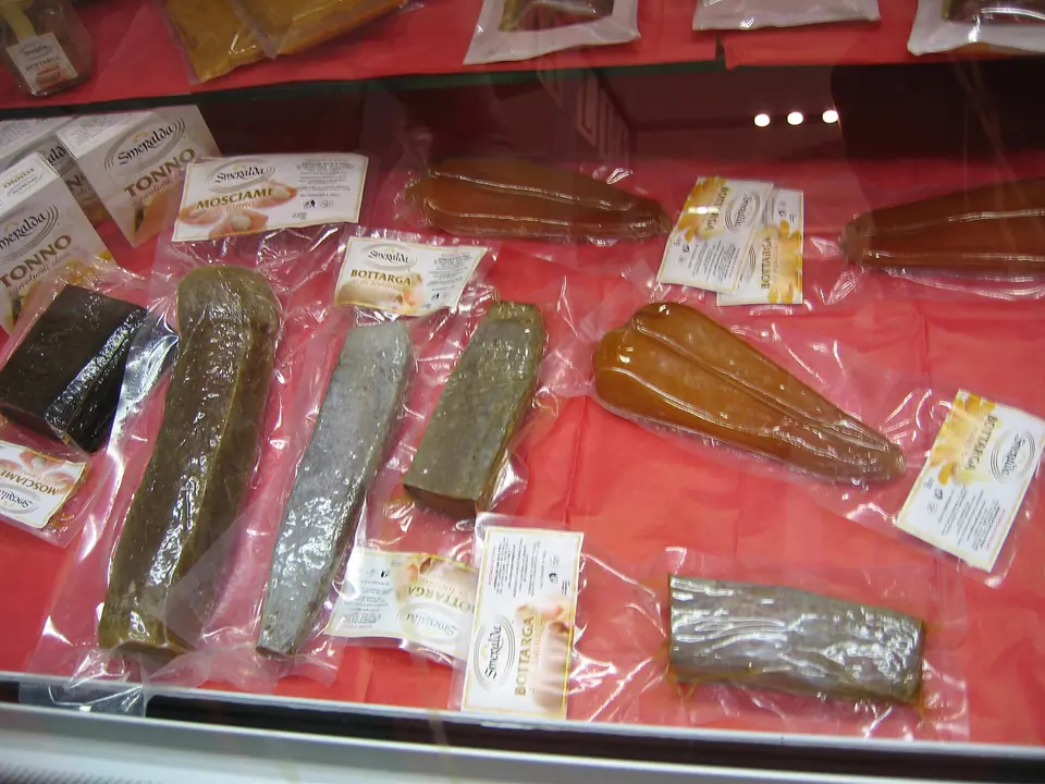 Förpackad torkad fiskrom och andra fiskprodukter i en utställningsmonter