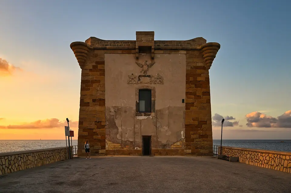 Torre di Ligny i Trapani på kvällen