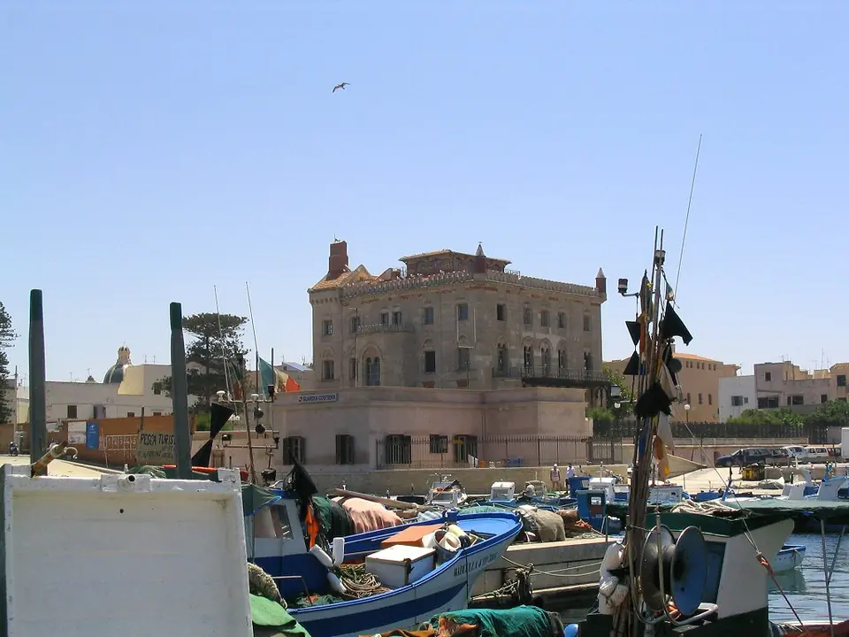 Palazzo Florio vid hamnen på Favignana