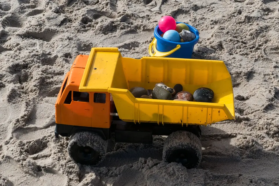 Illustrationsbild: sandleksaker på stranden i Nørre Vorupør i Danmark