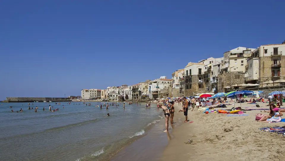 Stranden och den strandnära bebyggelsen i Cefalù