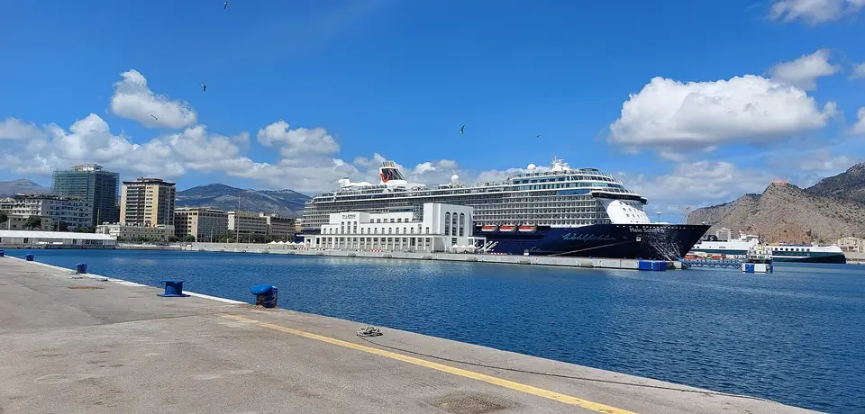 Kryssningsfartyget Mein Schiff 6 vid kaj i Palermo