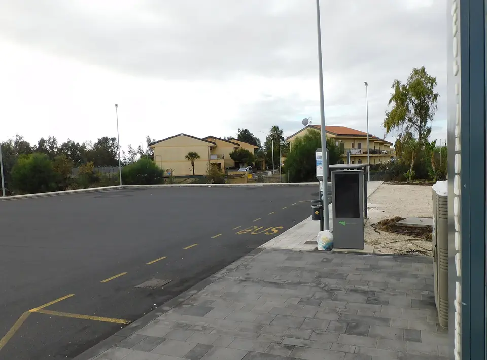 Busshållplatsen vid järnvägsstationen Catania Fontanarossa
