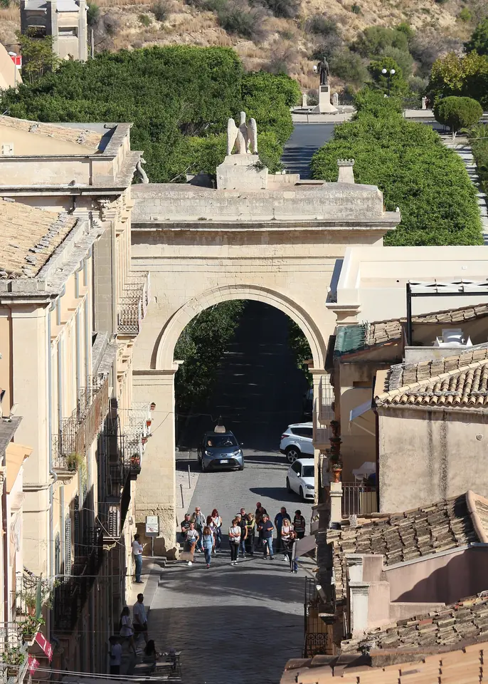Porta Reale vid infarten till Notos historiska centrum