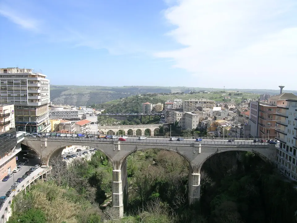 Broarna över dalgången i Ragusa