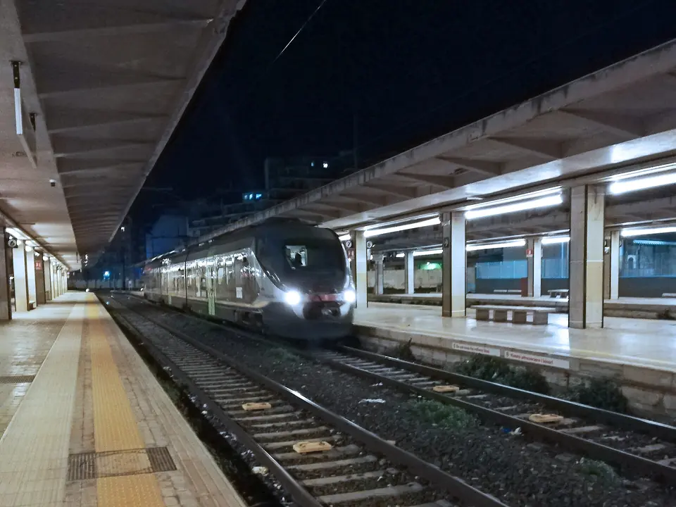 Regionaltåg vid Palermo Centrale, arkivbild